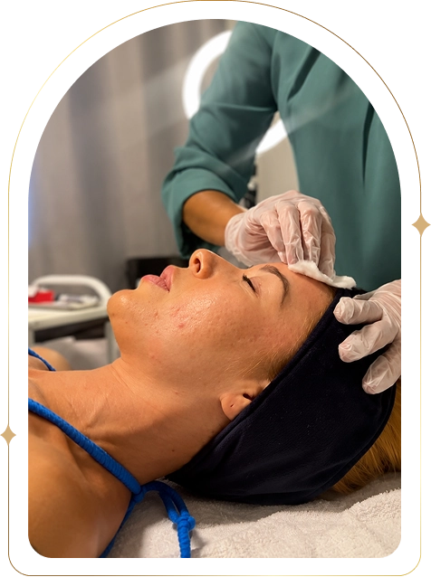 Profissional realizando tratamento estético facial